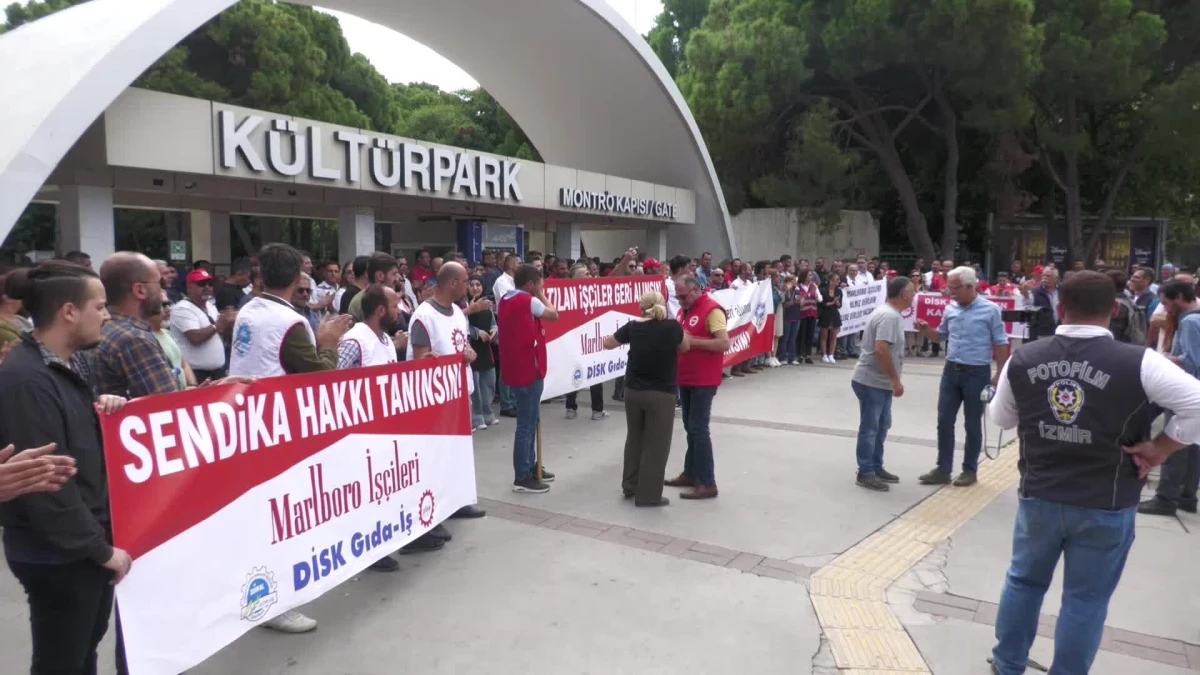 İzmir\'de İşten Atılan Sigara Fabrikası İşçileri Eylemde: "Karın Tokluğuna Çalışmaya Mahkum Edildik"
