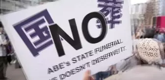 Japonya'da polis, Abe'nin 'resmî cenaze'sini protesto eden gruba müdahale etti (2)