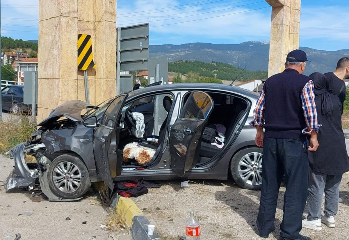 Karabük\'te 2 otomobilin çarpıştığı kazada 1 kişi öldü, 6 kişi yaralandı