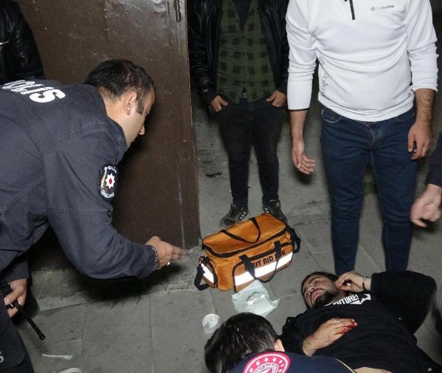 Küpesiyle alay ettikleri genci bıçakladılar Küpesiyle alay ettikleri genci bıçakladılar