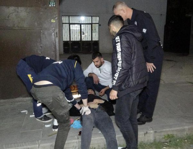 Küpesiyle alay ettikleri genci bıçakladılar Küpesiyle alay ettikleri genci bıçakladılar