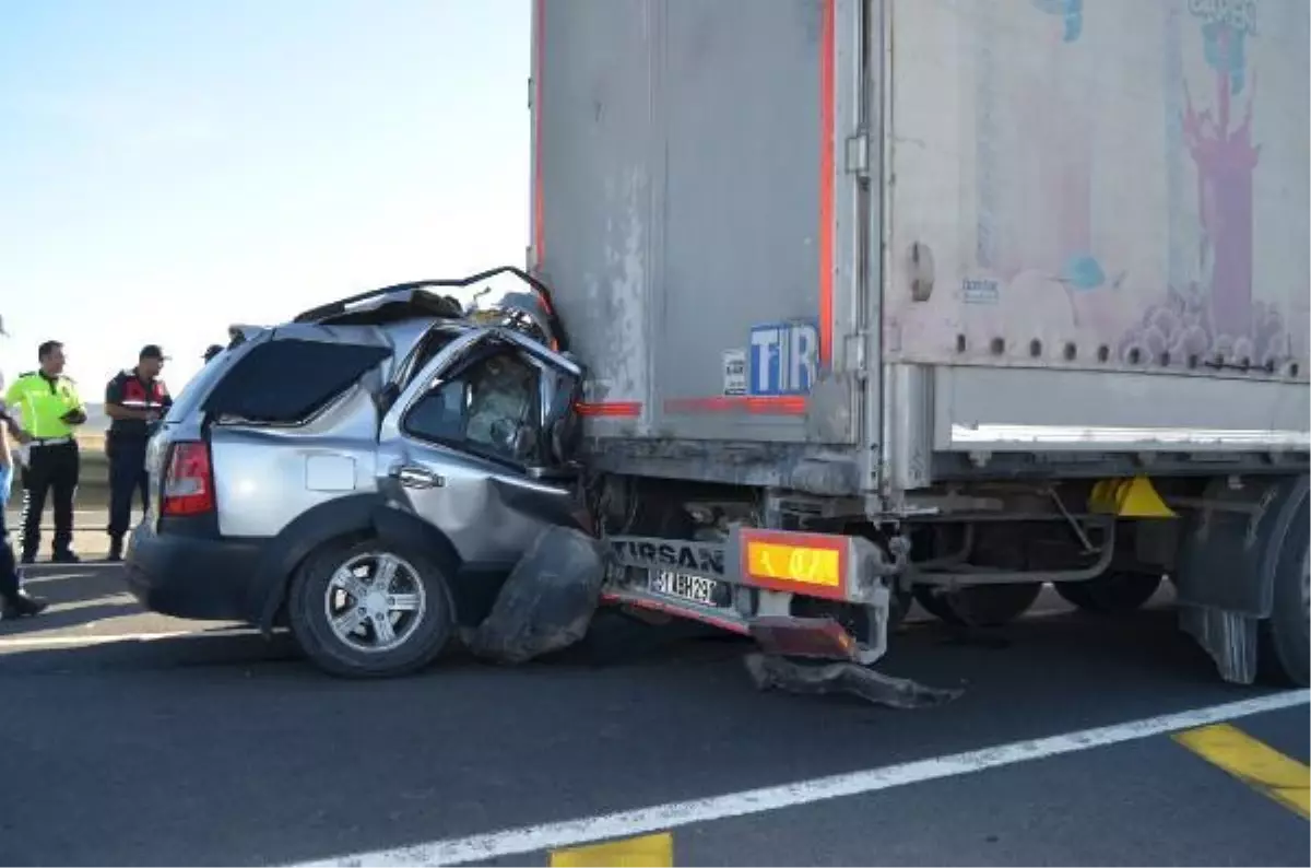 Lastiği patlayan cip, TIR\'a arkadan çarptı: 1 ölü, 2 yaralı