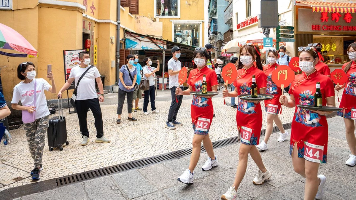 Makao\'da Dünya Turizm Günü\'nde Tepsi Taşıma Yarışı Düzenlendi