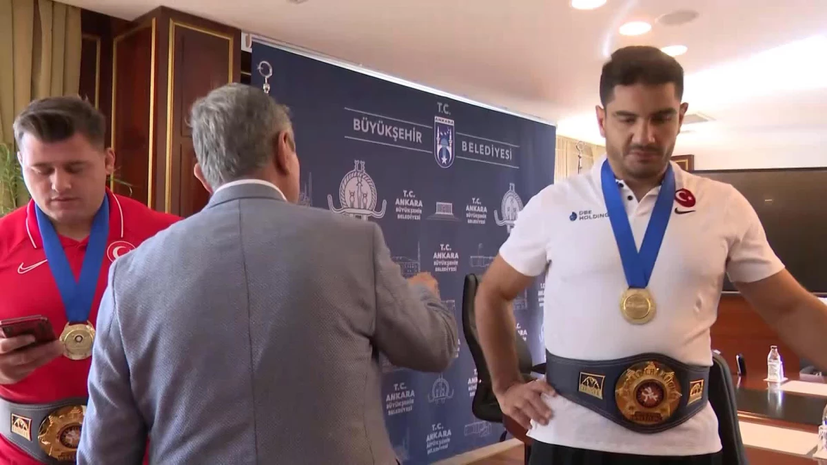 Mansur Yavaş, Aski Spor Kulübü\'nün Dünya Şampiyonu Olan Milli Güreşçileriyle Bir Araya Geldi