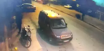 Manisa'da motosiklet yayaya çarptı, 2 kişi yaralandı