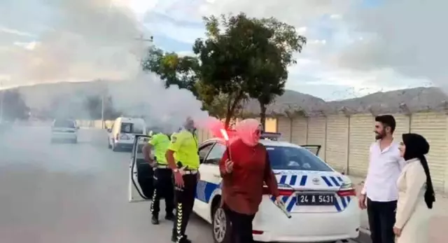 Polis denetiminde megafonunu eline alan genç nişanlısına evlenme teklifi etti