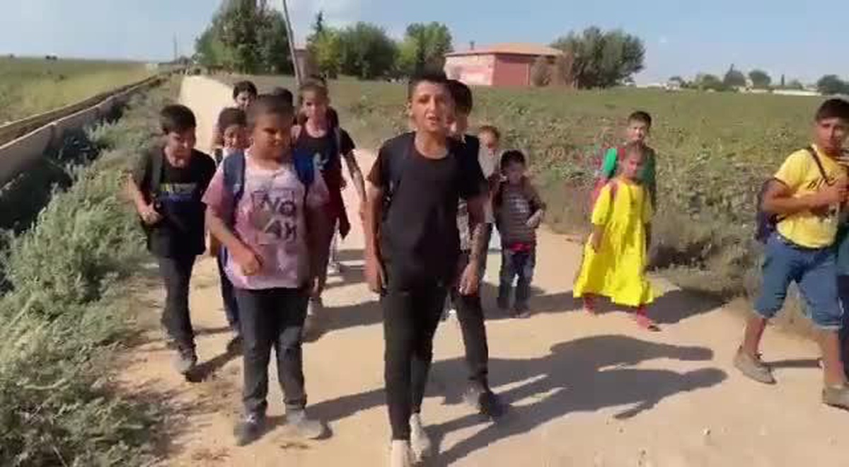 Şanlıurfa\'nın Uluağaç Köyünde Öğrenciler, Komşu Köydeki Okula Yürüyerek Gidip Geliyor: "İki Yıldır Servisimiz Yok. Kışın Çok Zorlanıyoruz.
