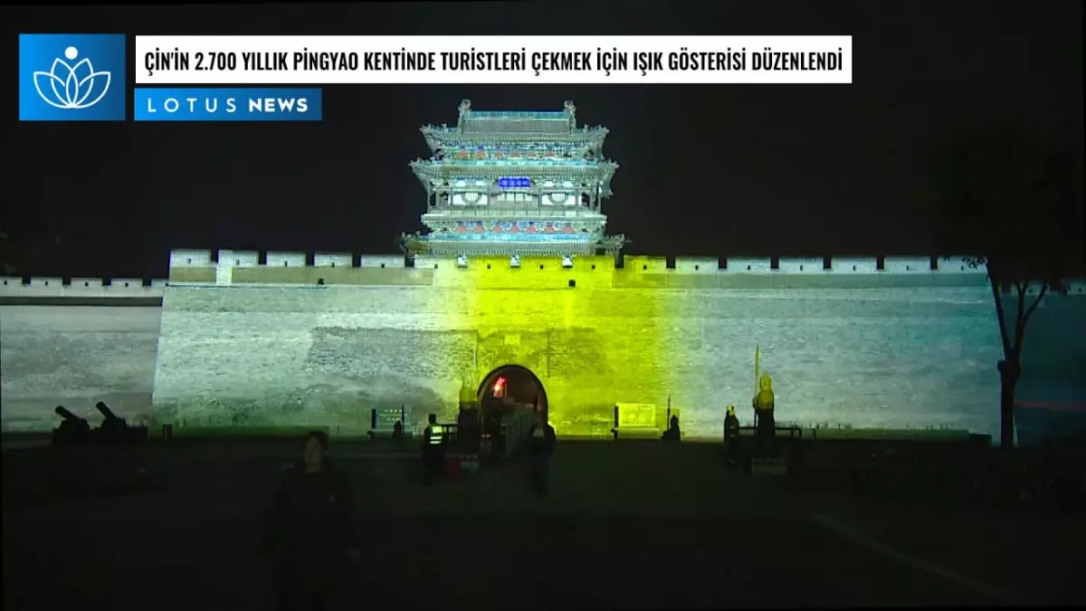 Video: Çin\'in 2.700 Yıllık Pingyao Kentinde Turistleri Çekmek İçin Işık Gösterisi Düzenlendi