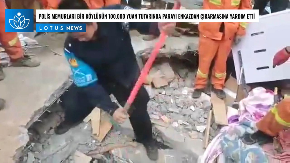 Video: Polis Memurları Bir Köylünün 100.000 Yuan Tutarında Parayı Enkazdan Çıkarmasına Yardım Etti