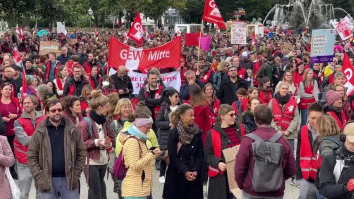 Berlin\'de öğretmenler okullardaki çalışma şartlarını protesto etti