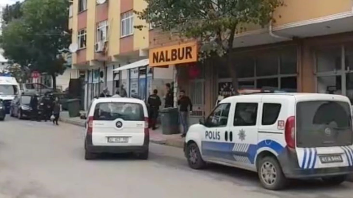 Kocaeli'de kötü koku ihbarına giden ekipler, girdikleri evde cesetle karşılaştı