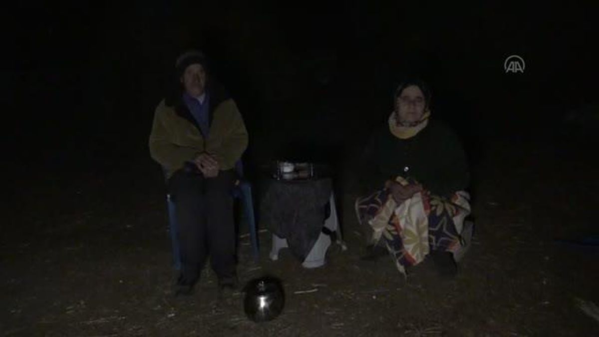 Ardahan'da depremden sonraki artçılar nedeniyle köylerdeki vatandaşlar evlerine giremiyor