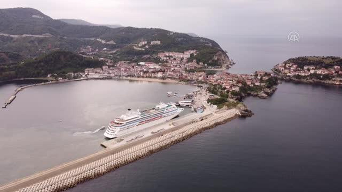 "Astoria Grande" kruvaziyeri 843 yolcusuyla üçüncü kez Amasra\'ya geldi