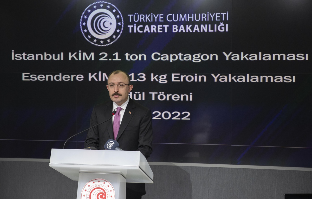 Bakan Muş, uyuşturucu yakalamalarında başarı gösteren muhafaza memurlarına ödül verdi Açıklaması