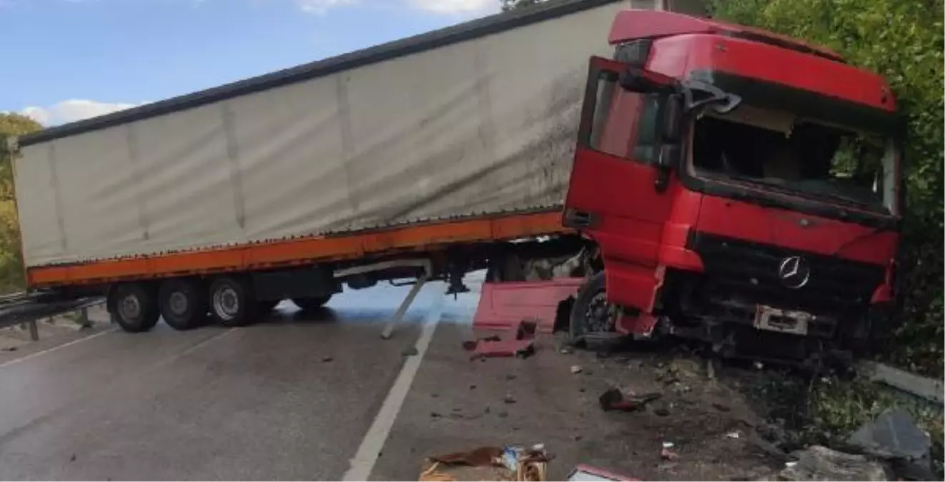 Ankara haberi! Bariyerlere çarpan TIR\'ın sürücüsü yaralandı; Bursa- Ankara karayolu trafiğe kapandı