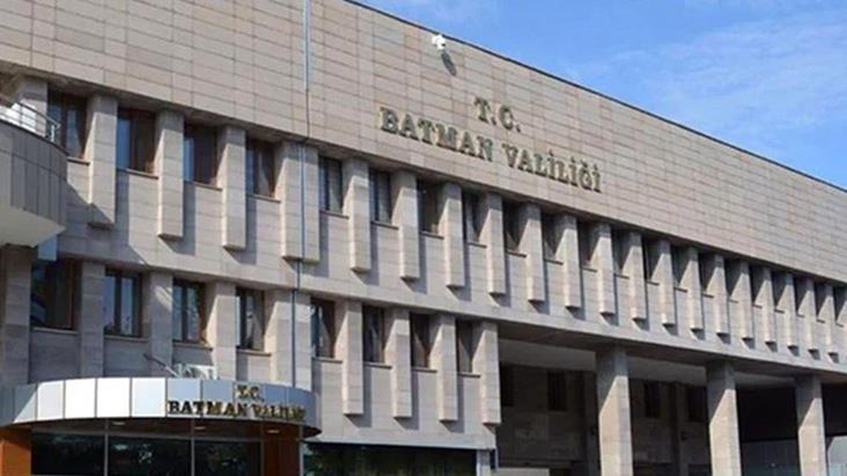Batman Valiliği\'ne parmaklıklardan atlayarak girmek istedi! Yakalanan şahıs madde bağımlısı çıktı