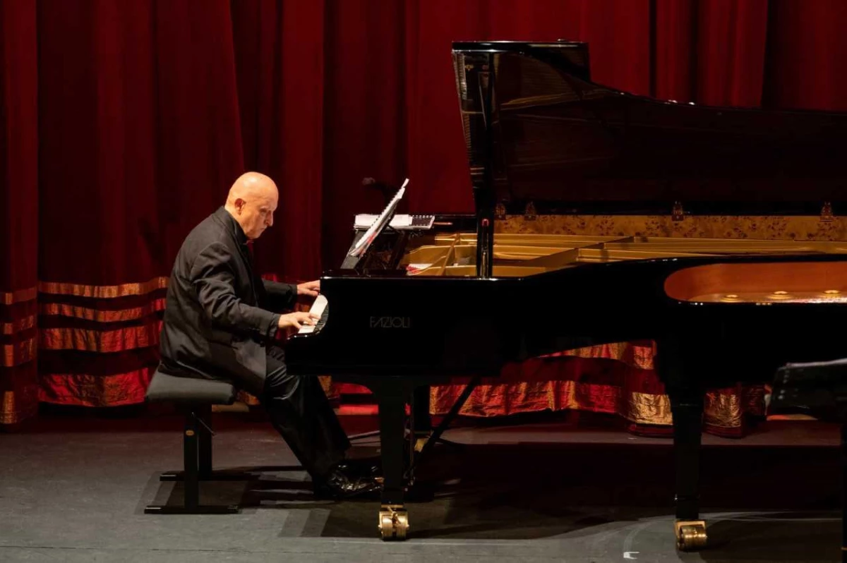Besteci ve piyanist Aydın Karlıbel, 35 yıl sonra İDOB\'dan emekli oldu
