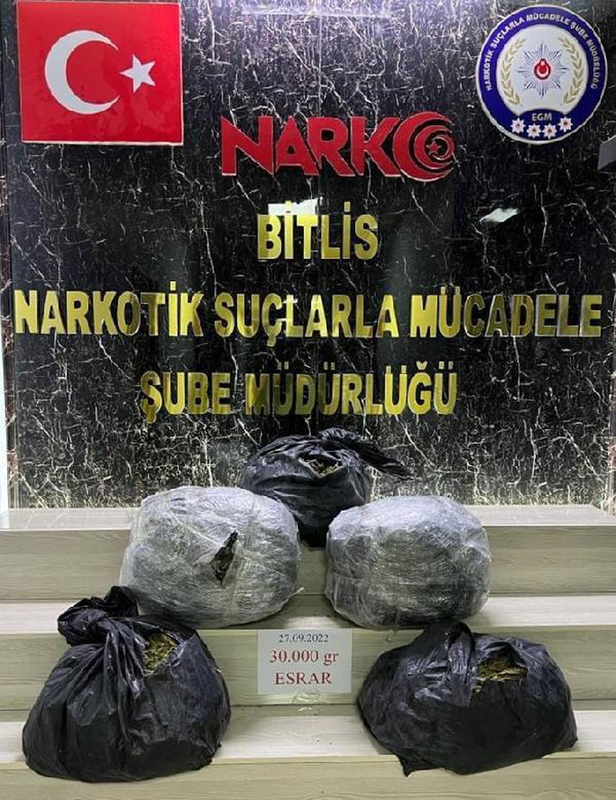 Son dakika haber | Bitlis\'te 2 araçta 30 kilo esrar ele geçirildi: 4 gözaltı