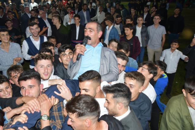 Çılgın sanatçı hayranların içine daldı ezilmekten son anda kurtuldu Çılgın sanatçı hayranların içine daldı ezilmekten son anda kurtuldu