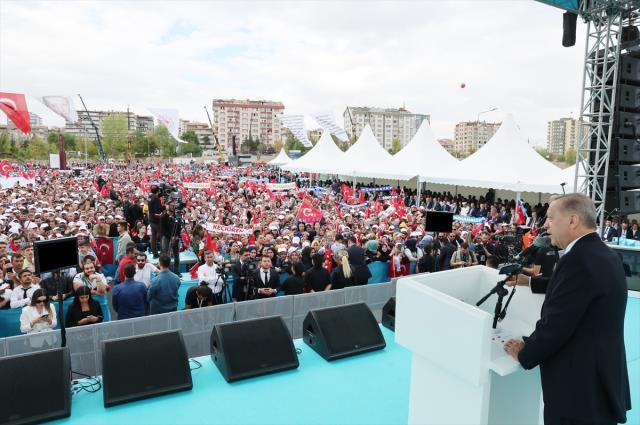 Cumhurbaşkanı Erdoğan, vatandaşın talebini duyunca Mansur Yavaş'a yönlendirdi: Onu da o yapsın