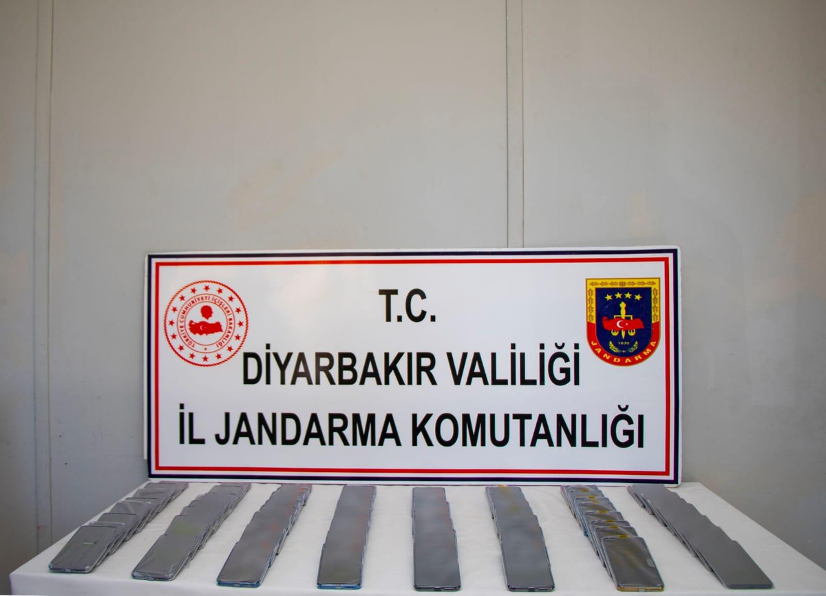 Diyarbakır\'da meyve suyu kutusunda gümrük kaçağı cep telefonu ele geçirildi