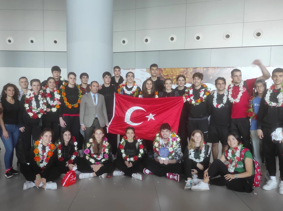 Dünya ikincisi Doğa Koleji Erkek Basketbol Takımı, Türkiye\'ye döndü