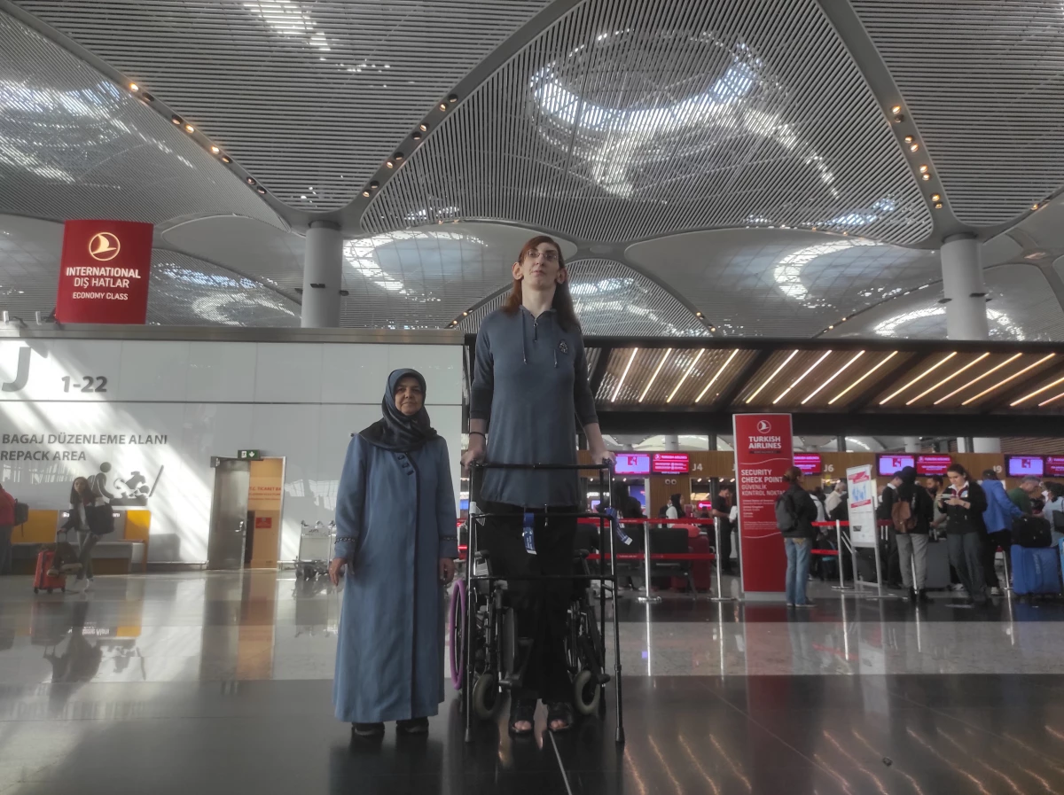 "Dünyanın en uzun boylu kadını", THY\'nin desteğiyle ilk kez uçağa bindi