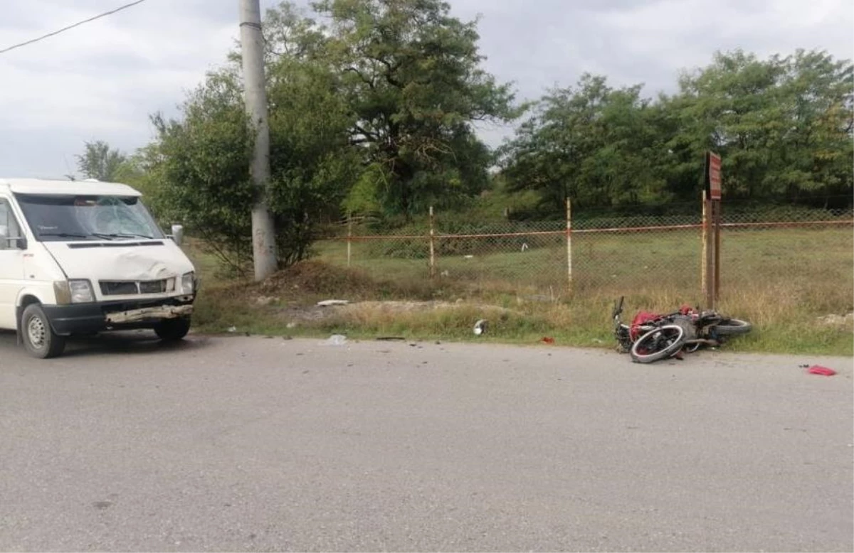 Düzce\'de minibüsle çarpışan motosikletin sürücüsü hayatını kaybetti
