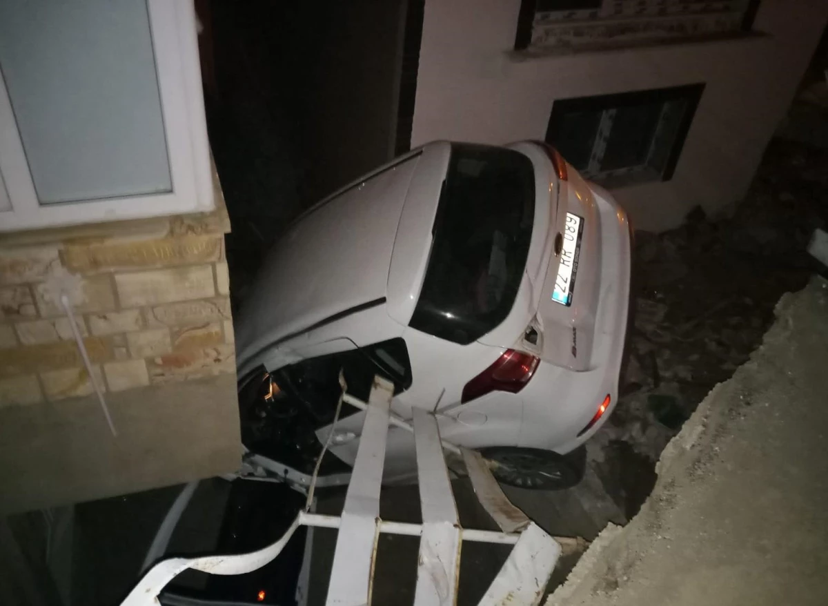 Edirne\'de apartman ile istinat duvarı arasına düşen otomobilin sürücüsü yaralandı