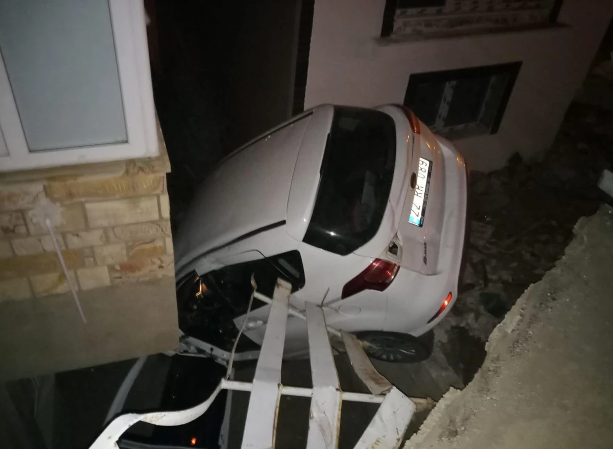 Edirne'de apartman ile istinat duvarı arasına düşen otomobilin sürücüsü yaralandı