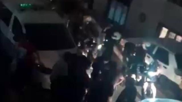 Esenyurt'ta oğlunu döven gençleri döner bıçağı ile kovaladı Esenyurt'ta oğlunu döven gençleri döner bıçağı ile kovaladı