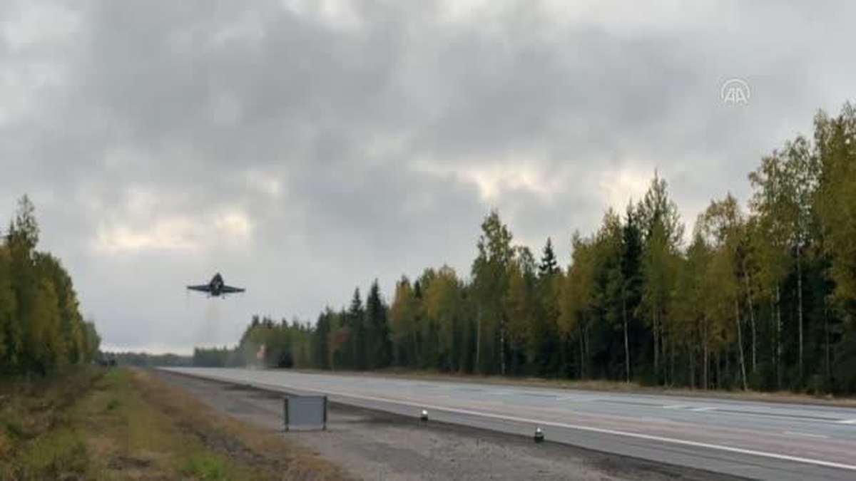 Finlandiya Hava Kuvvetlerine ait savaş uçakları, tatbikat kapsamında karayoluna iniş yaptı