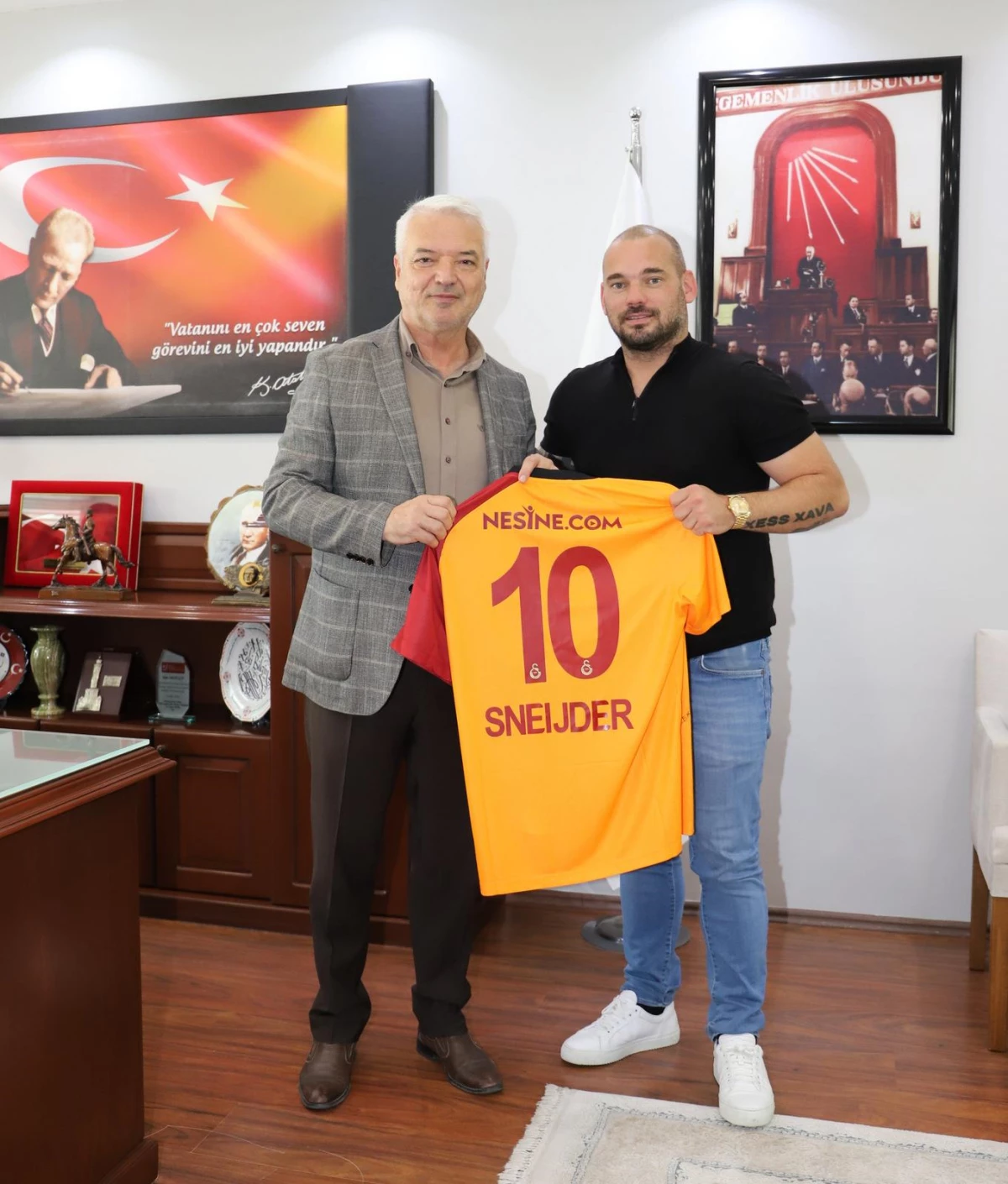 Galatasaraylı eski futbolcu Sneijder, Saruhanlı Belediyesi\'ni ziyaret etti