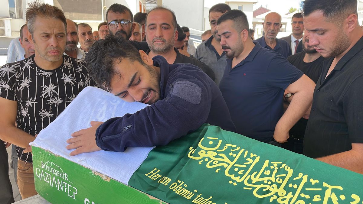 Gaziantep\'te derin dondurucuda cesedi bulunan çocuk toprağa verildi