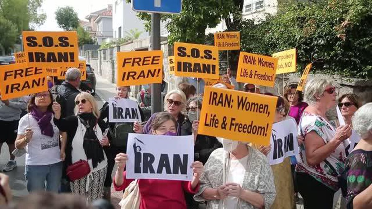 İranlı Mahsa Emini\'nin ölümü İspanya\'da protesto edildi