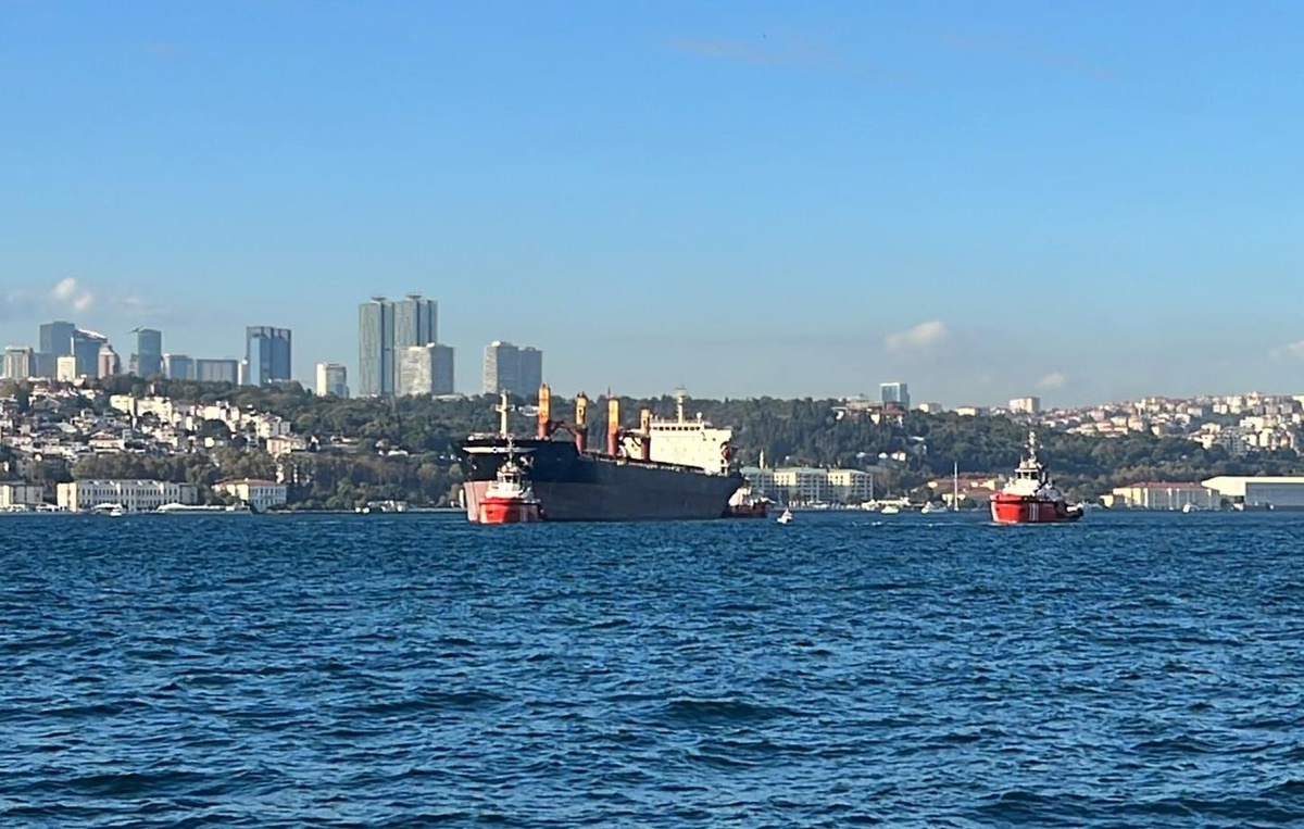 İstanbul Boğazı\'ndaki trafik, dümeni kilitlenen gemi nedeniyle askıya alındı