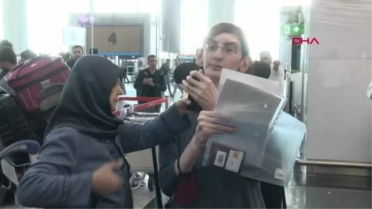 İSTANBUL-DÜNYANIN EN UZUN BOYLU KADINI RUMEYSA İLK KEZ UÇAĞA BİNEREK ABD\'YE GİTTİ