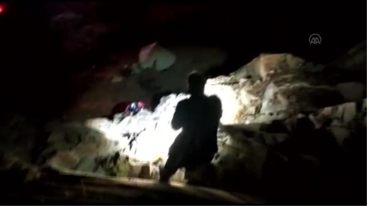 Sivas\'ta kayalıklarda mahsur kalan keçiyi AFAD ekipleri kurtardı