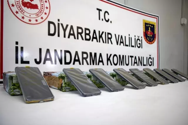 Meyve suyu kutusu içinde 975 bin lira değeri olan 65 cep telefonu ele geçirildi