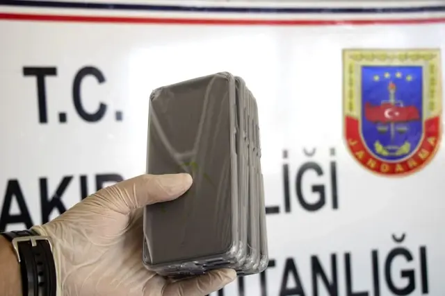 Meyve suyu kutusu içinde 975 bin lira değeri olan 65 cep telefonu ele geçirildi