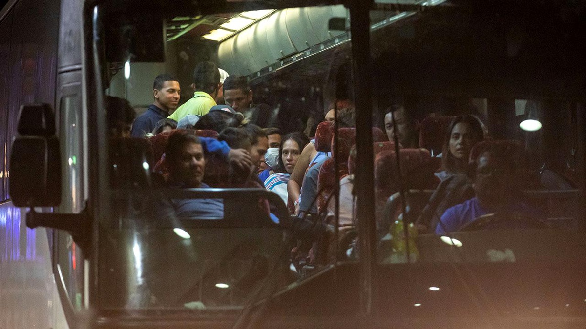 New York\'a Göçmen Otobüsleri Gelmeye Devam Ediyor