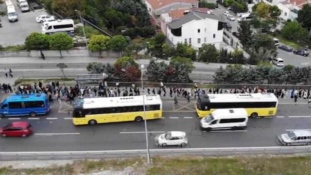 Otobüs sırası uzadı! Öğrenciler derse geç kaldı Otobüs sırası uzadı! Öğrenciler derse geç kaldı