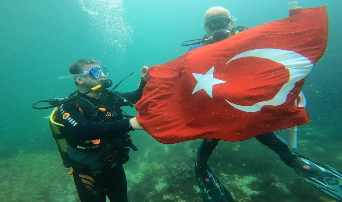 Preveze Deniz Zaferi\'ni su altında Türk bayrağı açarak kutladılar