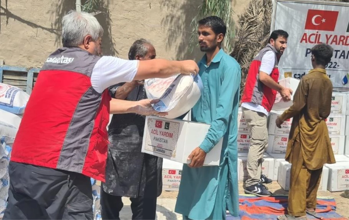 Sadakataşı, Pakistan\'da selden etkilenen 600 aileye yardım etti