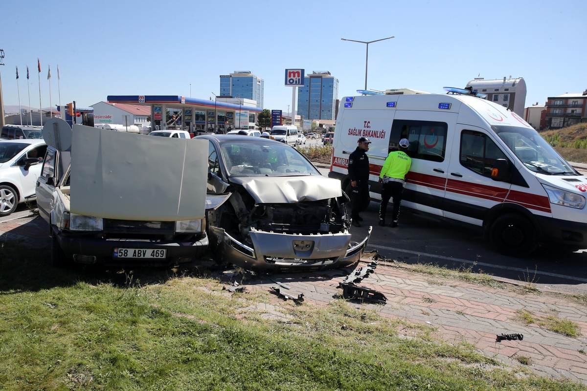 Sivas\'ta iki otomobilin çarpıştığı kazada 3 kişi yaralandı