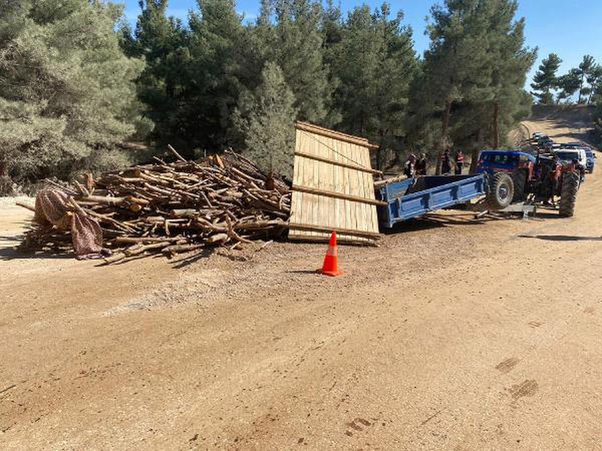 Traktörün devrilen römorkunun altında kalan kadın öldü