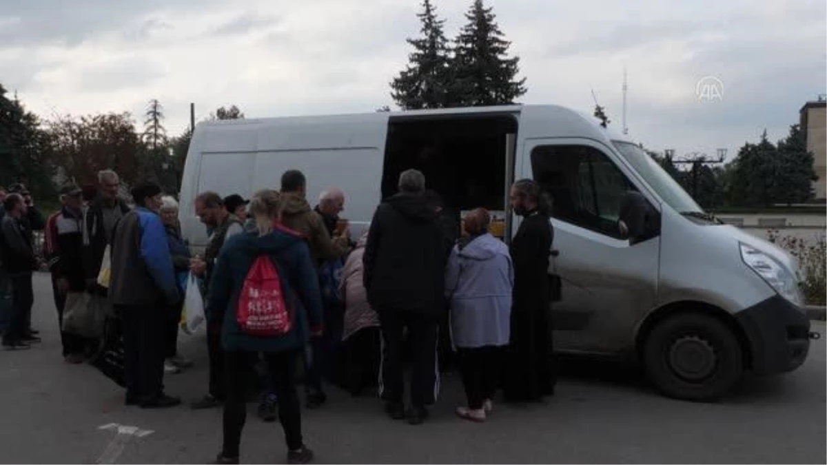 Ukrayna ordusunun Rus güçlerinden geri aldığı İzyum halkına yardım dağıtıldı