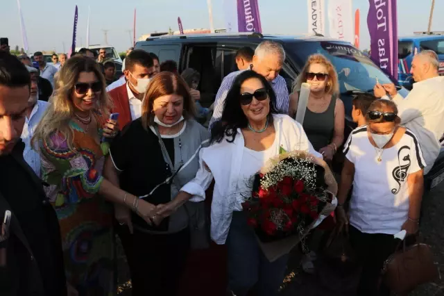 Türkan Şoray, kadın hayranının 'Fatma Girik öldü, sen ölme' demesi üzerine neye uğradığını şaşırdı