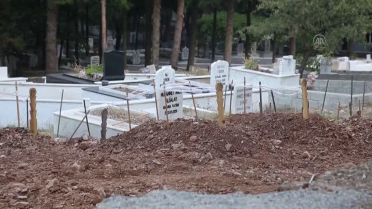 Yunanistan unsurlarınca itilen botun batmasıyla boğulan 6 düzensiz göçmenin cenazesi defnedildi