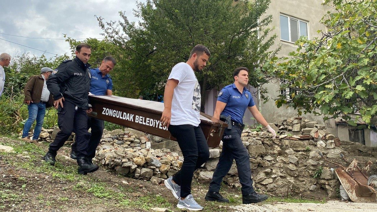 Zonguldak\'ta evinde çıkan yangında dumandan etkilenen yaşlı kadın öldü